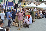 VEZZANO LIGURE (Sagra dell'Uva e del Vino 2025)  - La pigiatura dell'uva durante la gara dei vendemmiatori