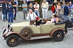 VEZZANO LIGURE (Sagra dell'Uva e del Vino 2025) - Scenetta in stile Belle poque con autovettura storica Ansaldo
