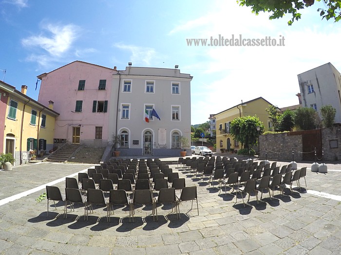 SANTO STEFANO DI MAGRA - Piazza della Pace con posti a sedere per gli spettacoli estivi