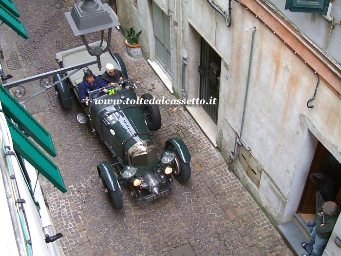 SANTO STEFANO DI MAGRA - Via Mazzini al passaggio di un'auto d'epoca