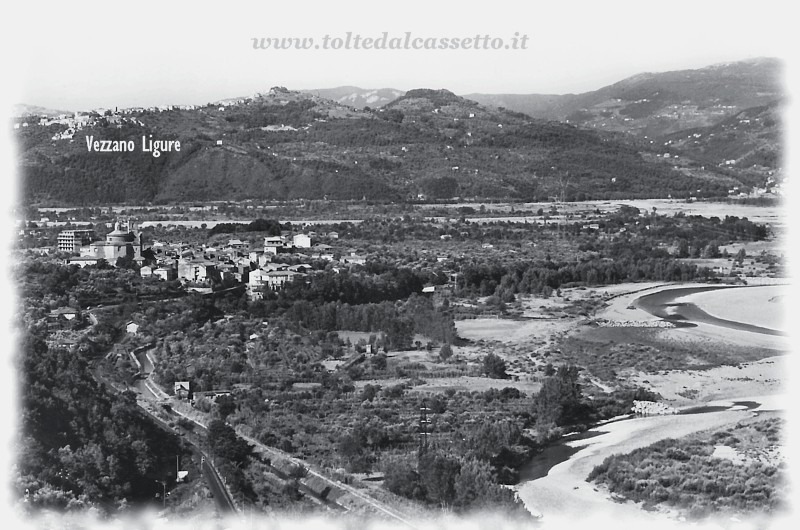 SANTO STEFANO DI MAGRA - Panorama negli anni Settanta con Vezzano Ligure sullo sfondo e sulla destra i meandri larghi e ciottolosi del Magra