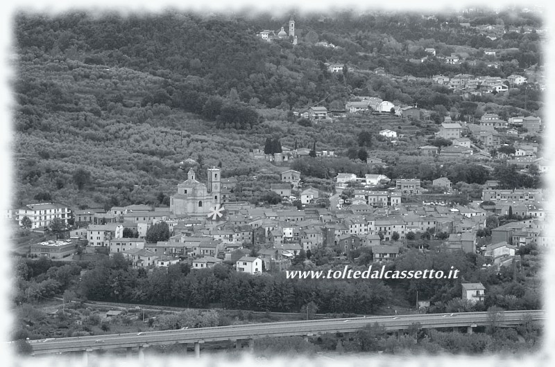 S.STEFANO DI MAGRA - Il viadotto dell'Autostrada A15 scorre sotto il centro storico del borgo dove spicca la chiesa parrocchiale