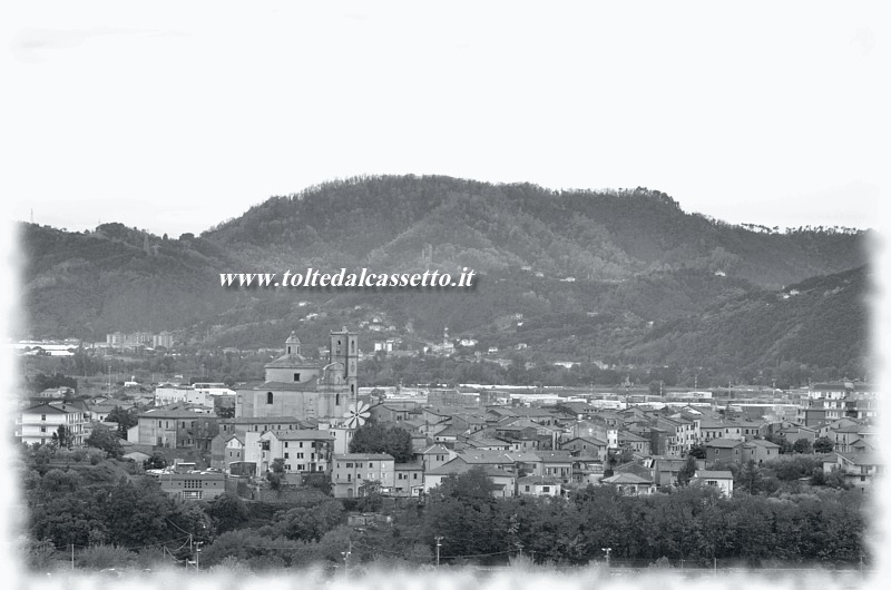 S.STEFANO DI MAGRA - Il viadotto dell'Autostrada A 15 scorre sotto il centro storico del borgo dove spicca la chiesa parrocchiale