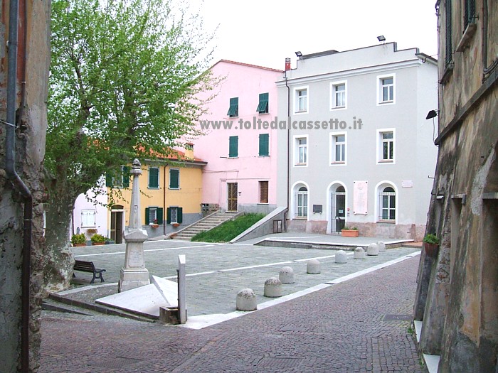 SANTO STEFANO MAGRA (Piazza della Pace) - In primo piano il Monumento ai Caduti e sullo sfondo il ritinteggiato Palazzo del Podest e del Parlamento, che ha ospitatao la biblioteca civica fino al 5 settembre 2015