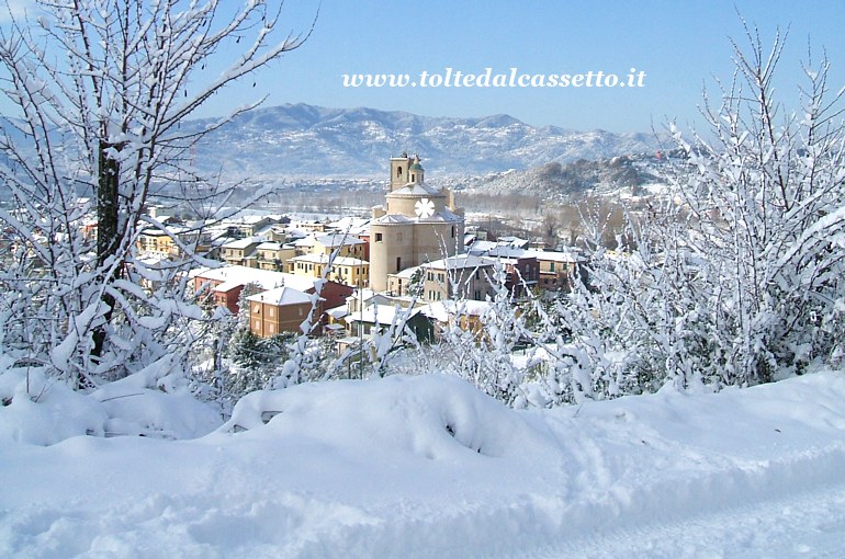 SANTO STEFANO DI MAGRA - Il centro storico fa capolino nella campagna innevata circostante