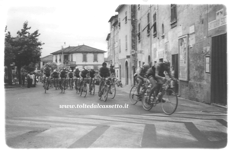 SANTO STEFANO DI MAGRA - Foto d'epoca di Piazza Garibaldi durante il transito di una corsa ciclistica