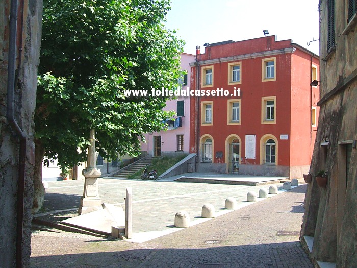 SANTO STEFANO MAGRA (Piazza della Pace) - In primo piano il Monumento ai Caduti e sullo sfondo il Palazzo del Podest e del Parlamento ripreso nel giugno 2006 quando era sede della biblioteca civica Cesare Arzel