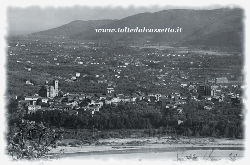 SANTO STEFANO DI MAGRA - Il borgo, il fiume Magra e la Val di Magra in una vista dalle colline circostanti