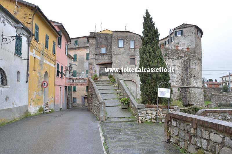 SARZANA - Il Torrione San Francesco fu costruito nel 1515 dal podest Tidisio Camillo, nei pressi dell'antica Porta di San Francesco. Dal XIX secolo viene utilizzato per scopi abitativi