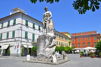 SARZANA - Il monumento a Giuseppe Garibaldi