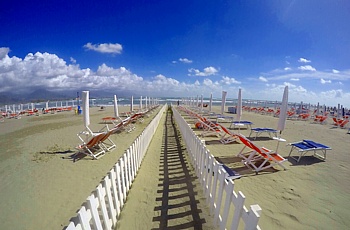 AMEGLIA - Accesso al mare della spiaggia di Fiumaretta