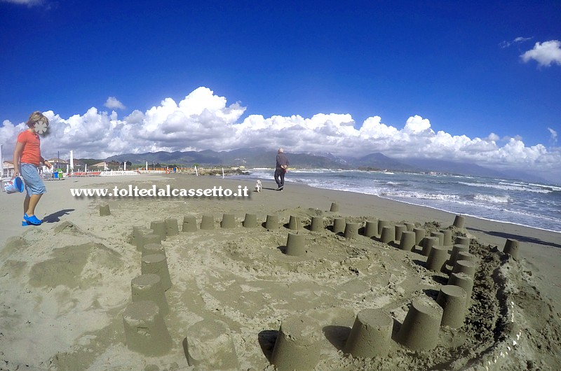 SPIAGGIA DI FIUMARETTA (Ameglia) - Giocare con la sabbia