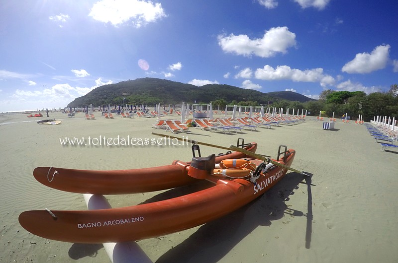 SPIAGGIA DI FIUMARETTA (Ameglia) - Pattino di salvataggio. Sullo sfondo il promontorio di Montemarcello