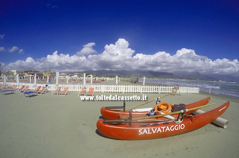 SPIAGGIA DI FIUMARETTA (Ameglia) - Pattino di salvataggio. Sullo sfondo la catena montuosa delle Alpi Apuane sfiorata dalle nuovole