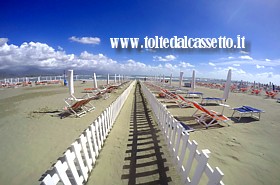 AMEGLIA - Staccionata che delimita l'accesso al mare della spiaggia di Fiumaretta