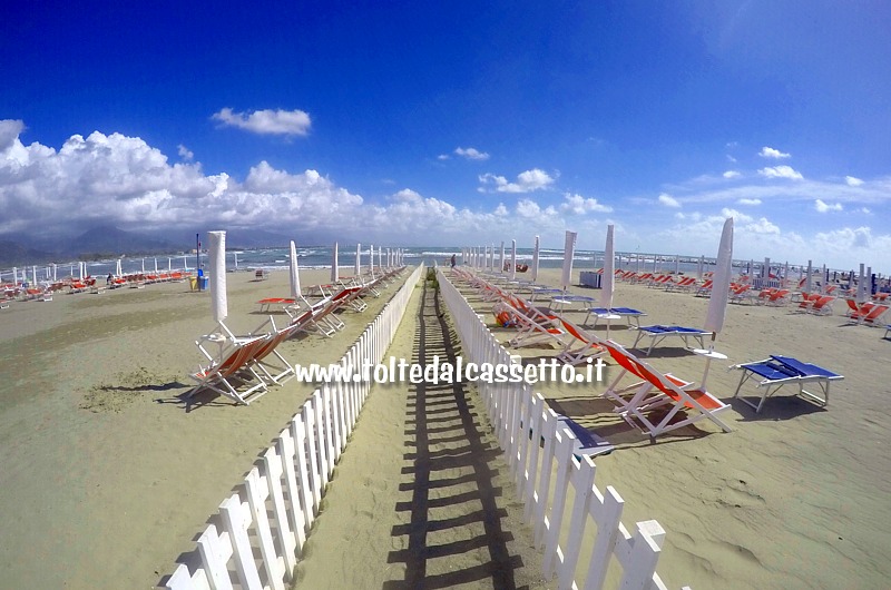 SPIAGGIA DI FIUMARETTA (Ameglia) - Staccionata che delimita l'accesso al mare