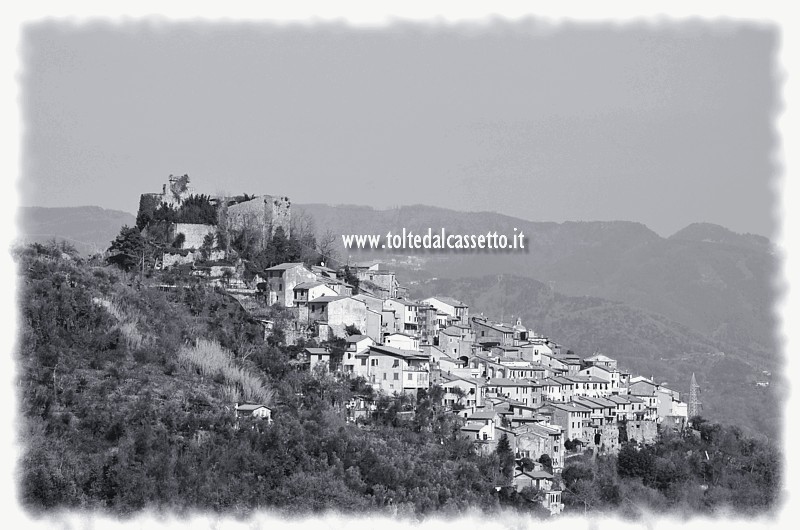 TREBIANO DI ARCOLA - Panorama con i ruderi del castello alla sommità del borgo