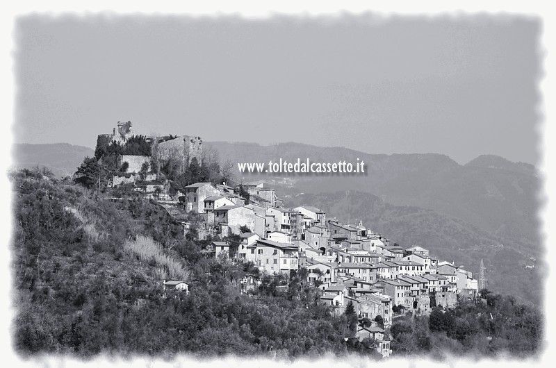 TREBIANO DI ARCOLA - Panorama con i ruderi del castello alla sommit del borgo