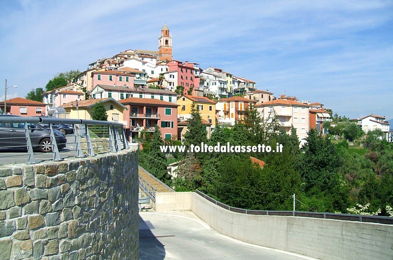 VALERIANO - Il borgo edificato sulla sommit della collina