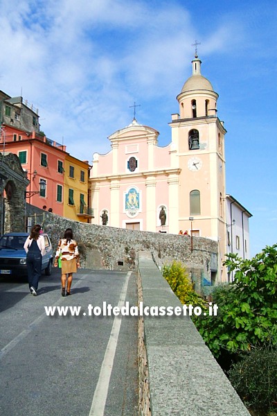 VEZZANO LIGURE - La chiesa parrocchiale "Nostra Signora del Soccorso" si eleva nel borgo di sopra