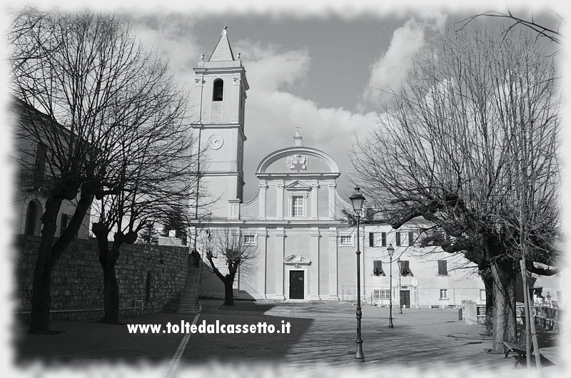 VEZZANO LIGURE - Paesaggio invernale di Piazza del Popolo sulla quale si affaccia il Duomo