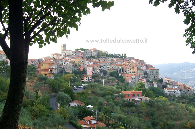 VEZZANO LIGURE - Profilo panoramico del borgo di sotto come si vede dalla strada provinciale