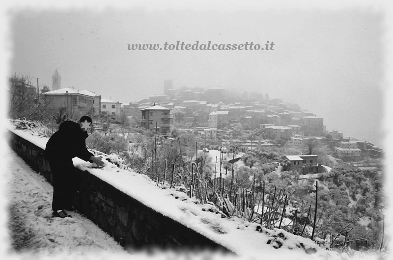VEZZANO LIGURE - Panorama del centro storico durante una copiosa nevicata