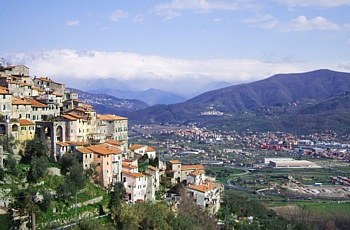 VEZZANO LIGURE - Il rione San Giorgio e la valle sottostante