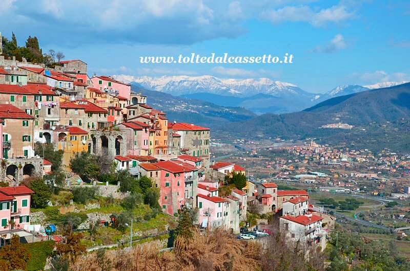 VEZZANO LIGURE (SP) - Il rione San Giorgio e la valle sottostante dove si riconoscono S.Stefano di Magra e Caprigliola