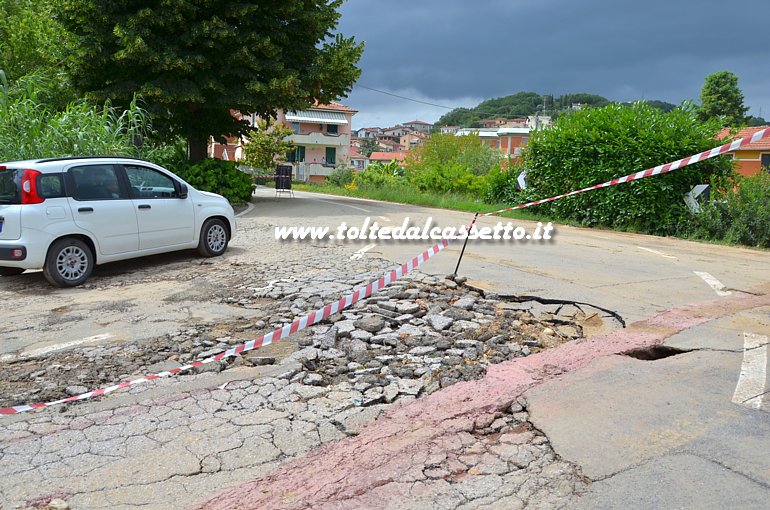 PONTE DI ARCOLA (Nubifragio del 14-06-2016) - In una strada comunale l'asfalto ha ceduto per l'infiltrazione della copiosa acqua