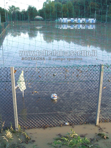 BOTTAGNA (Alluvione del 25 ottobre 2011) - L'acqua ha invaso il campo sportivo e lo ha reso simile ad una piscina