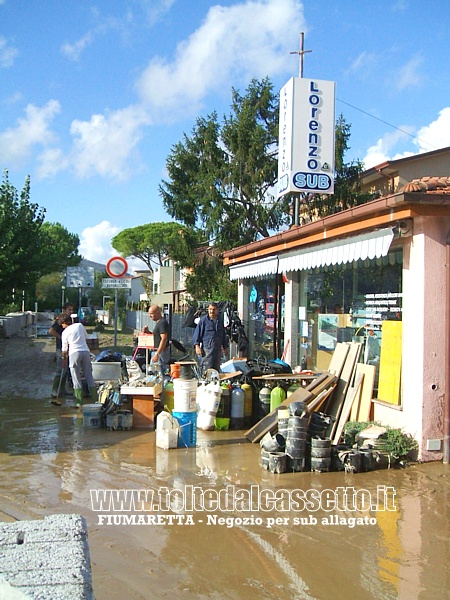 FIUMARETTA (Alluvione del 25 ottobre 2011) - Un negozio per attrezzature subacquee che ha riportato danni notevoli