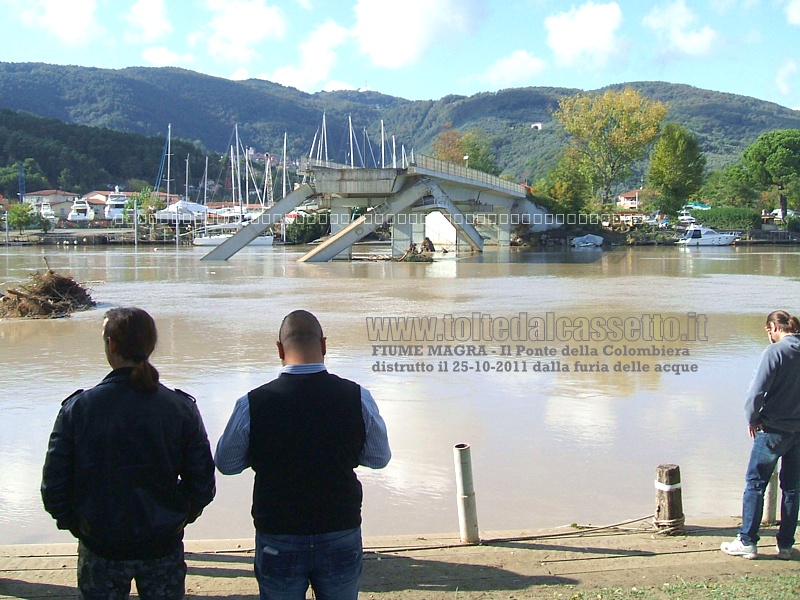 AMEGLIA - I resti del Ponte della Colombiera crollato durante l'ondata di piena del Magra verificatasi 25 ottobre 2011