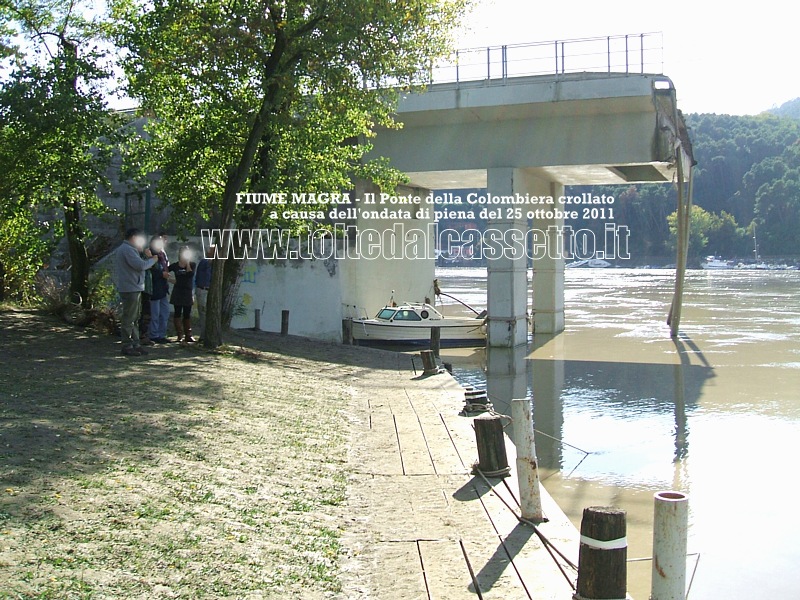 AMEGLIA - I resti del Ponte della Colombiera (lato Fiumaretta) dopo l'ondata di piena del Magra verificatasi il 25 ottobre 2011