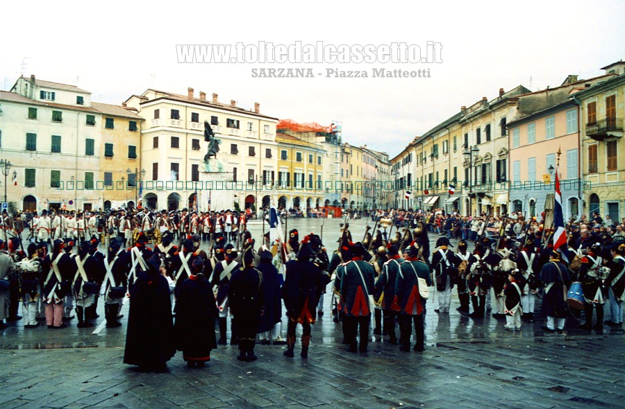 SARZANA - Piazza Matteotti durante la parata finale del Napoleon Festival