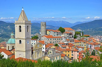 VEZZANO LIGURE - Facciata del Duomo e parte sottana del borgo