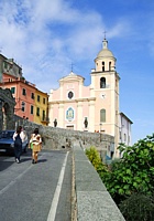 VEZZANO LIGURE (Soprano) - La Chiesa parrocchiale "Nostra Signora del Soccorso"