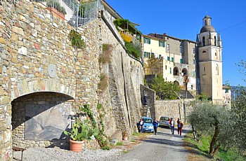 BEVERINO CASTELLO - Le mura perimetrali del borgo