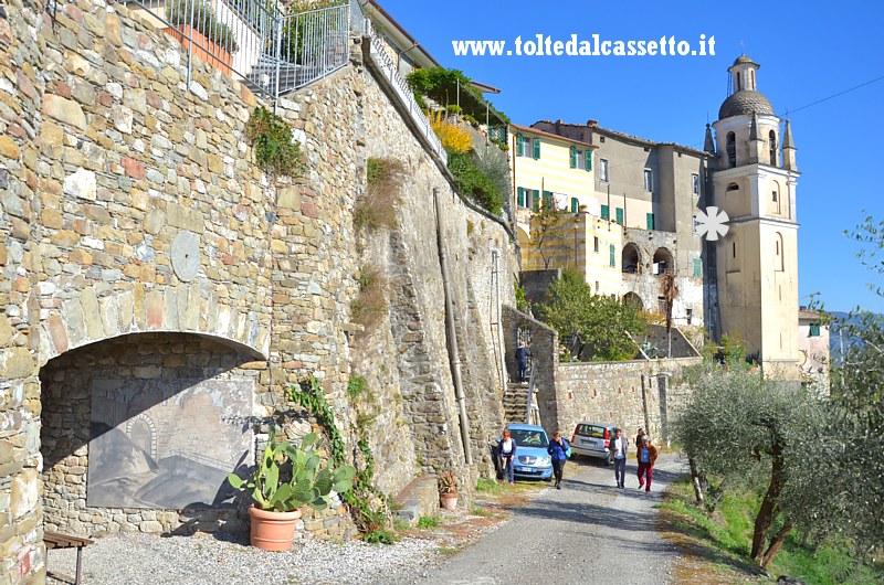 BEVERINO CASTELLO - La strada che conduce alla chiesa lungo le mura perimetrali del borgo