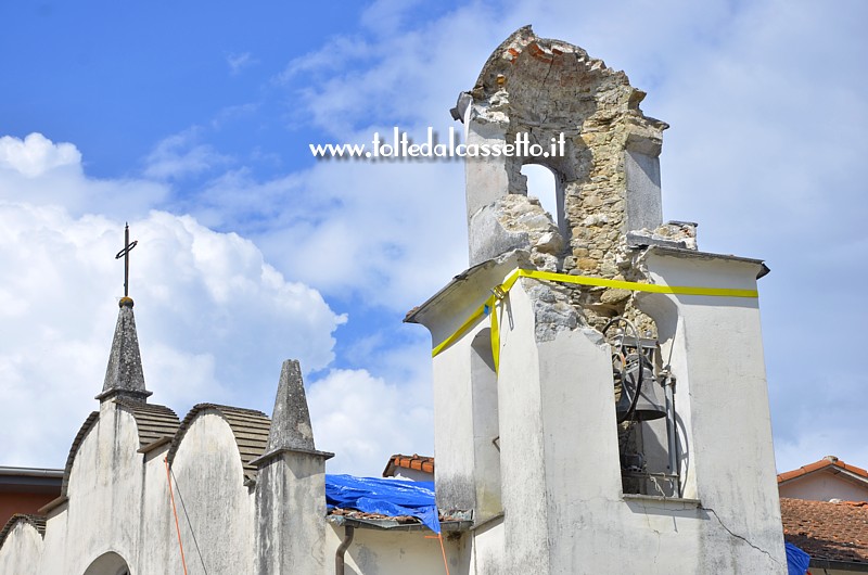 BEVERINO - La cupola del campanile della Chiesa di San Cipriano sventrata da un fulmine il 1 settembre 2018