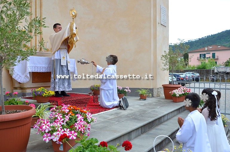 BORGHETTO VARA - La nicchia del campanile della chiesa di San Carlo Borromeo durante le celebrazioni del "Corpus Domini"