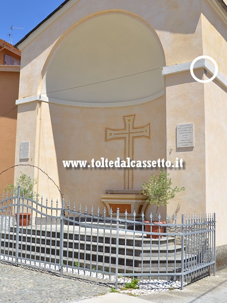 BORGHETTO VARA - Le due lapidi sul campanile della Chiesa di San Carlo Borromeo