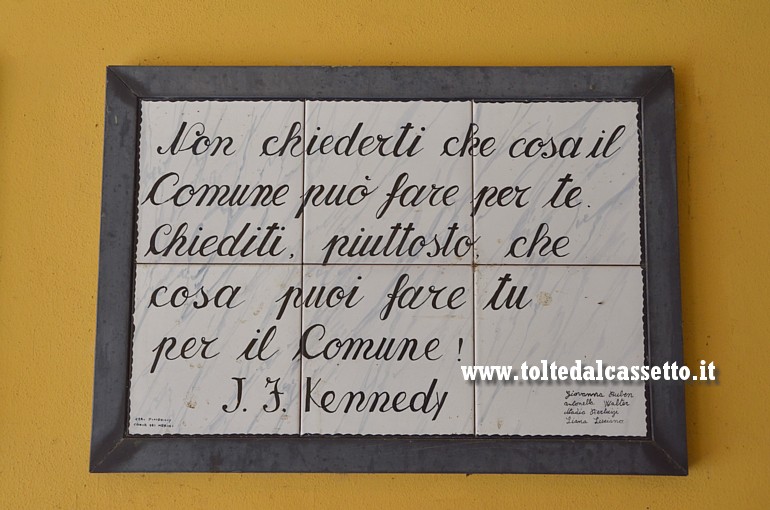 BORGHETTO VARA - Nell'atrio del palazzo comunale  esposta una massima di John Fitzgerald Kennedy: "Non chiederti che cosa il Comune pu fare per te. Chiediti, piuttosto, che cosa puoi fare tu per il Comune!"