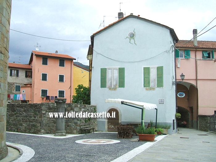 BRUGNATO - Un pittoresco scorcio di Largo San Lorenzo dove sulla facciata di un'abitazione porta e finestre sono disegnate anzich reali