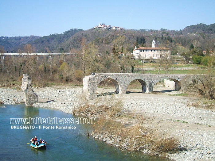 BRUGNATO - Il ponte romanico restaurato. Sul fiume Vara sono in corso le gare per il Campionato Italiano Rafting 2009