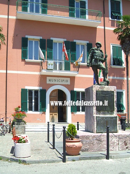 BRUGNATO - Municipio e monumento ai Caduti in Guerra