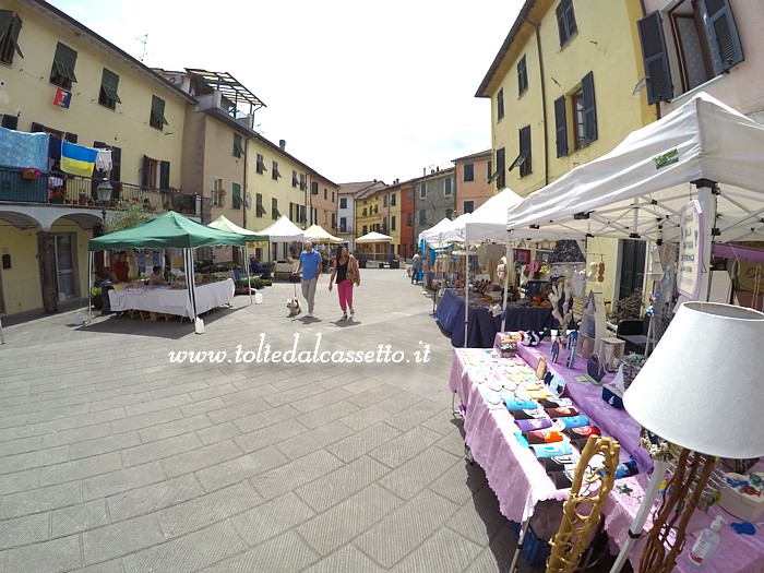 BRUGNATO - Piazza Brosini con le bancarelle della Fiera di San Paquale di Baylonne, patrono della citt