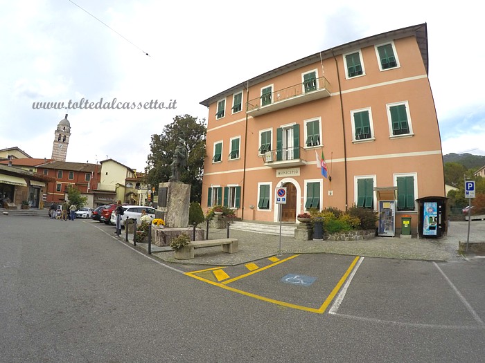 BRUGNATO - Piazza Pagani e Grandis con Municipio