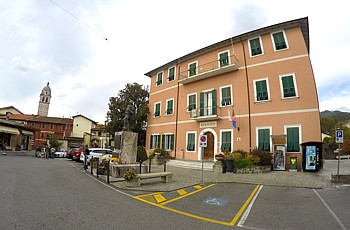 BRUGNATO - Il Municipio in Piazza Pagani e Grandis