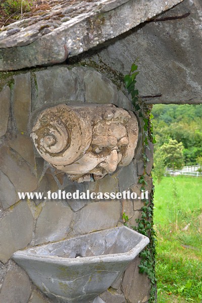 CALICE AL CORNOVIGLIO (frazione Santa Maria) - Un'artistica fontana che eroga acqua di fonte, con un getto che pu interrompersi nei mesi pi caldi dell'anno